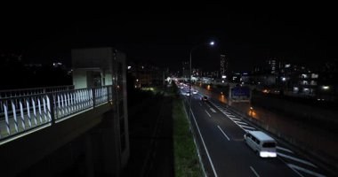 Saitama 'da şehir caddesinde bir trafik sıkışıklığı gecesi. Yüksek kalite 4K görüntü. Oomiya Bölgesi Saitama Japonya 05.13.2025 Saitama şehrinin merkezidir..