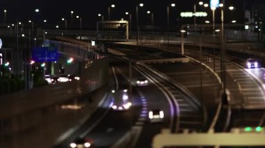 Saitama 'daki şehir otoyolunda trafik sıkışıklığı gecesi. Yüksek kalite 4K görüntü. Omiya Bölgesi Saitama Japonya 05.13.2025 Saitama şehrinin merkezidir..