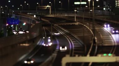 Saitama 'daki şehir otoyolunda trafik sıkışıklığı gecesi. Yüksek kalite 4K görüntü. Omiya Bölgesi Saitama Japonya 05.13.2025 Saitama şehrinin merkezidir..