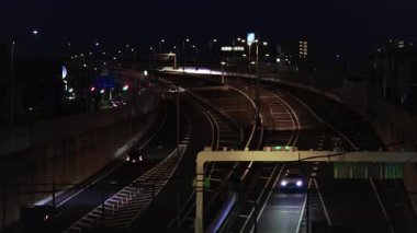 Saitama 'daki şehir otoyolunda trafik sıkışıklığı gecesi. Yüksek kalite 4K görüntü. Omiya Bölgesi Saitama Japonya 05.13.2025 Saitama şehrinin merkezidir..