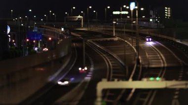 Saitama 'daki şehir otoyolunda trafik sıkışıklığı gecesi. Yüksek kalite 4K görüntü. Omiya Bölgesi Saitama Japonya 05.13.2025 Saitama şehrinin merkezidir..