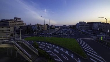 Saitama 'daki şehir caddesinde trafik sıkışıklığının alacakaranlık zamanı. Yüksek kalite 4K görüntü. Omiya Bölgesi Saitama Japonya 05.13.2025 Saitama şehrinin merkezidir..