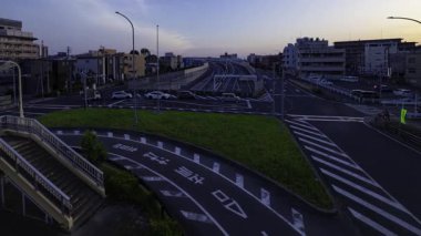 Saitama 'daki şehir caddesinde trafik sıkışıklığının alacakaranlık zamanı. Yüksek kalite 4K görüntü. Omiya Bölgesi Saitama Japonya 05.13.2025 Saitama şehrinin merkezidir..