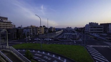 Saitama 'daki şehir caddesinde trafik sıkışıklığının alacakaranlık zamanı. Yüksek kalite 4K görüntü. Omiya Bölgesi Saitama Japonya 05.13.2025 Saitama şehrinin merkezidir..