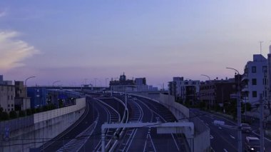 Saitama 'daki şehir caddesinde trafik sıkışıklığının alacakaranlık zamanı. Yüksek kalite 4K görüntü. Omiya Bölgesi Saitama Japonya 05.13.2025 Saitama şehrinin merkezidir..