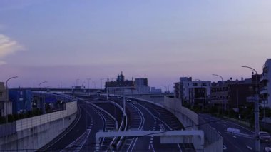 Saitama 'daki şehir caddesinde trafik sıkışıklığının alacakaranlık zamanı. Yüksek kalite 4K görüntü. Omiya Bölgesi Saitama Japonya 05.13.2025 Saitama şehrinin merkezidir..