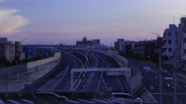 Saitama 'daki şehir caddesinde trafik sıkışıklığının alacakaranlık zamanı. Yüksek kalite 4K görüntü. Omiya Bölgesi Saitama Japonya 05.13.2025 Saitama şehrinin merkezidir..