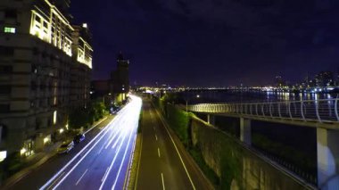Taipei 'deki Tamsui nehrinin yakınında bir trafik sıkışıklığı gecesi. Yüksek kalite 4K görüntü. Datong bölgesi Taipei Taiwan 04.13.2025 Burası Tayvan 'daki Taipei köprüsü..