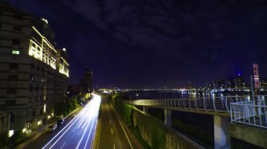 Taipei 'deki Tamsui nehrinin yakınında bir trafik sıkışıklığı gecesi. Yüksek kalite 4K görüntü. Datong bölgesi Taipei Taiwan 04.13.2025 Burası Tayvan 'daki Taipei köprüsü..