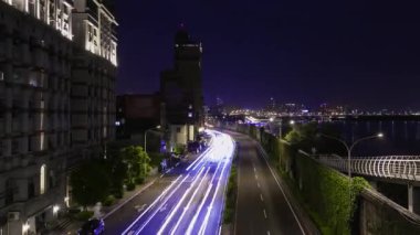 Taipei 'deki Tamsui nehrinin yakınında bir trafik sıkışıklığı gecesi. Yüksek kalite 4K görüntü. Datong bölgesi Taipei Taiwan 04.13.2025 Burası Tayvan 'daki Taipei köprüsü..