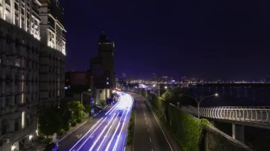 Taipei 'deki Tamsui nehrinin yakınında bir trafik sıkışıklığı gecesi. Yüksek kalite 4K görüntü. Datong bölgesi Taipei Taiwan 04.13.2025 Burası Tayvan 'daki Taipei köprüsü..