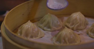 Xiao long bao buharlı sepetin içinde, el kamerasıyla çekildi. Yüksek kalite 4K görüntü. 04.13.2025 Tayvan 'da geleneksel bir yemektir..