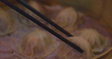 Xiao long bao buharlı sepetin içinde, el kamerasıyla çekildi. Yüksek kalite 4K görüntü. 04.13.2025 Tayvan 'da geleneksel bir yemektir..