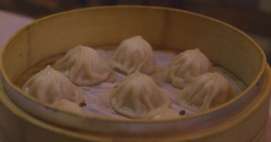 Xiao long bao buharlı sepetin içinde, el kamerasıyla çekildi. Yüksek kalite 4K görüntü. 04.13.2025 Tayvan 'da geleneksel bir yemektir..