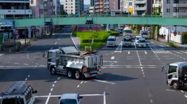 Tokyo 'daki şehir merkezinde trafik sıkışıklığı zamanı. Yüksek kalite 4K görüntü. Kita bölgesi Ouji Tokyo Japonya 07.18.2024 Tokyo şehir merkezinde bir caddedir.. 