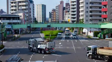 Tokyo 'daki şehir merkezinde trafik sıkışıklığı zamanı. Yüksek kalite 4K görüntü. Kita bölgesi Ouji Tokyo Japonya 07.18.2024 Tokyo şehir merkezinde bir caddedir.. 