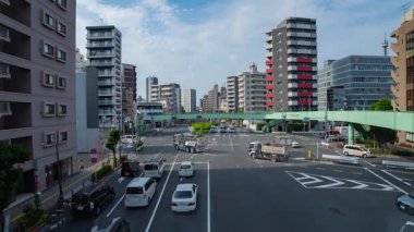 Tokyo 'daki şehir merkezinde trafik sıkışıklığı zamanı. Yüksek kalite 4K görüntü. Kita bölgesi Ouji Tokyo Japonya 07.18.2024 Tokyo şehir merkezinde bir caddedir.. 