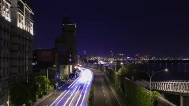 Taipei 'deki Tamsui nehrinin yakınında bir trafik sıkışıklığı gecesi. Yüksek kalite 4K görüntü. Datong bölgesi Taipei Taiwan 04.13.2025 Burası Tayvan 'daki Taipei köprüsü..