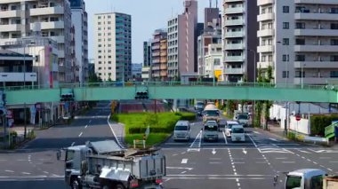 Tokyo 'daki şehir merkezinde trafik sıkışıklığı zamanı. Yüksek kalite 4K görüntü. Kita bölgesi Ouji Tokyo Japonya 07.18.2024 Tokyo şehir merkezinde bir caddedir.. 