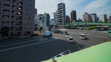 Tokyo 'daki şehir merkezinde trafik sıkışıklığı zamanı. Yüksek kalite 4K görüntü. Kita bölgesi Ouji Tokyo Japonya 07.18.2024 Tokyo şehir merkezinde bir caddedir.. 