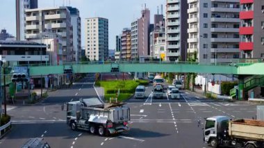 Tokyo 'daki şehir merkezinde trafik sıkışıklığı zamanı. Yüksek kalite 4K görüntü. Kita bölgesi Ouji Tokyo Japonya 07.18.2024 Tokyo şehir merkezinde bir caddedir.. 