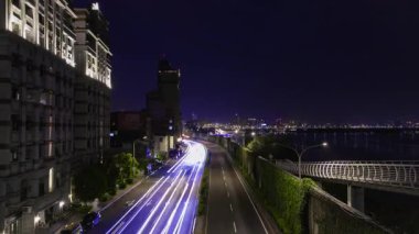 Taipei 'deki Tamsui nehrinin yakınında bir trafik sıkışıklığı gecesi. Yüksek kalite 4K görüntü. Datong bölgesi Taipei Taiwan 04.13.2025 Burası Tayvan 'daki Taipei köprüsü..