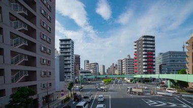 Tokyo 'daki şehir merkezinde trafik sıkışıklığı zamanı. Yüksek kalite 4K görüntü. Kita bölgesi Ouji Tokyo Japonya 07.18.2024 Tokyo şehir merkezinde bir caddedir.. 