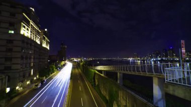 Taipei 'deki Tamsui nehrinin yakınında bir trafik sıkışıklığı gecesi. Yüksek kalite 4K görüntü. Datong bölgesi Taipei Taiwan 04.13.2025 Burası Tayvan 'daki Taipei köprüsü..