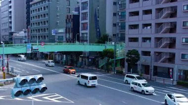 Tokyo 'daki şehir merkezinde trafik sıkışıklığı zamanı. Yüksek kalite 4K görüntü. Kita bölgesi Ouji Tokyo Japonya 07.18.2024 Tokyo şehir merkezinde bir caddedir.. 