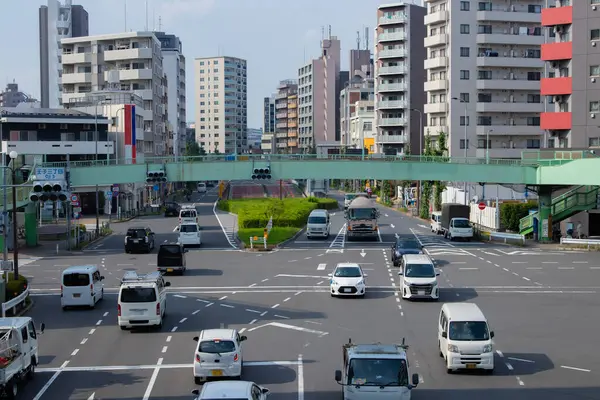 Tokyo şehir merkezinde trafik sıkışıklığı manzarası. Yüksek kalite fotoğraf. Kita bölgesi Ouji Tokyo Japonya 07.18.2024 Tokyo şehir merkezinde bir caddedir.. 