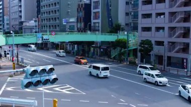 Tokyo 'daki şehir merkezinde trafik sıkışıklığı zamanı. Yüksek kalite 4K görüntü. Kita bölgesi Ouji Tokyo Japonya 07.18.2024 Tokyo şehir merkezinde bir caddedir.. 