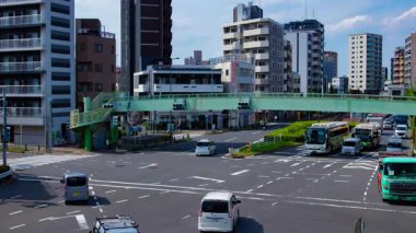 Tokyo 'daki şehir merkezinde trafik sıkışıklığı zamanı. Yüksek kalite 4K görüntü. Kita bölgesi Ouji Tokyo Japonya 07.18.2024 Tokyo şehir merkezinde bir caddedir.. 