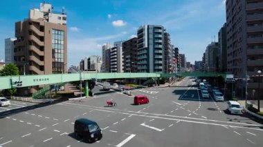 Tokyo 'daki şehir merkezinde trafik sıkışıklığı zamanı. Yüksek kalite 4K görüntü. Kita bölgesi Ouji Tokyo Japonya 07.18.2024 Tokyo şehir merkezinde bir caddedir.. 