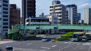 Tokyo 'daki şehir merkezinde trafik sıkışıklığı zamanı. Yüksek kalite 4K görüntü. Kita bölgesi Ouji Tokyo Japonya 07.18.2024 Tokyo şehir merkezinde bir caddedir.. 