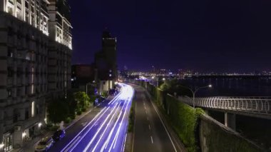 Taipei 'deki Tamsui nehrinin yakınında bir trafik sıkışıklığı gecesi. Yüksek kalite 4K görüntü. Datong bölgesi Taipei Taiwan 04.13.2025 Burası Tayvan 'daki Taipei köprüsü..