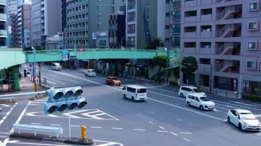 Tokyo 'daki şehir merkezinde trafik sıkışıklığı zamanı. Yüksek kalite 4K görüntü. Kita bölgesi Ouji Tokyo Japonya 07.18.2024 Tokyo şehir merkezinde bir caddedir.. 