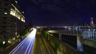 Taipei 'deki Tamsui nehrinin yakınında bir trafik sıkışıklığı gecesi. Yüksek kalite 4K görüntü. Datong bölgesi Taipei Taiwan 04.13.2025 Burası Tayvan 'daki Taipei köprüsü..