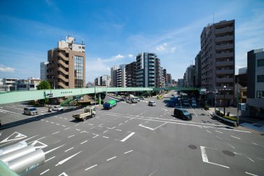 Tokyo 'da şehir merkezindeki kavşakta trafik sıkışıklığı manzarası. Yüksek kalite fotoğraf. Kita bölgesi Ouji Tokyo Japonya 07.18.2024 Tokyo şehir merkezinde bir caddedir.. 