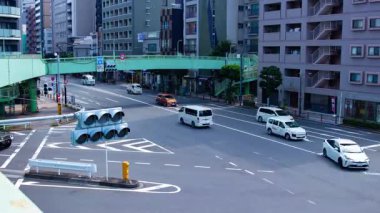 Tokyo 'daki şehir merkezinde trafik sıkışıklığı zamanı. Yüksek kalite 4K görüntü. Kita bölgesi Ouji Tokyo Japonya 07.18.2024 Tokyo şehir merkezinde bir caddedir.. 