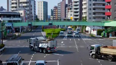 Tokyo 'daki şehir merkezinde trafik sıkışıklığı zamanı. Yüksek kalite 4K görüntü. Kita bölgesi Ouji Tokyo Japonya 07.18.2024 Tokyo şehir merkezinde bir caddedir.. 