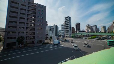 Tokyo 'daki şehir merkezinde trafik sıkışıklığı zamanı. Yüksek kalite 4K görüntü. Kita bölgesi Ouji Tokyo Japonya 07.18.2024 Tokyo şehir merkezinde bir caddedir.. 
