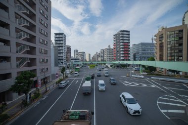 Tokyo 'da şehir merkezindeki kavşakta trafik sıkışıklığı manzarası. Yüksek kalite fotoğraf. Kita bölgesi Ouji Tokyo Japonya 07.18.2024 Tokyo şehir merkezinde bir caddedir.. 