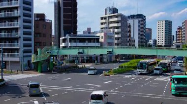 Tokyo 'daki şehir merkezinde trafik sıkışıklığı zamanı. Yüksek kalite 4K görüntü. Kita bölgesi Ouji Tokyo Japonya 07.18.2024 Tokyo şehir merkezinde bir caddedir.. 