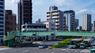 Tokyo 'daki şehir merkezinde trafik sıkışıklığı zamanı. Yüksek kalite 4K görüntü. Kita bölgesi Ouji Tokyo Japonya 07.18.2024 Tokyo şehir merkezinde bir caddedir.. 