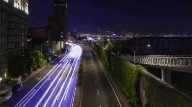 Taipei 'deki Tamsui nehrinin yakınında bir trafik sıkışıklığı gecesi. Yüksek kalite 4K görüntü. Datong bölgesi Taipei Taiwan 04.13.2025 Burası Tayvan 'daki Taipei köprüsü..