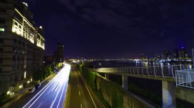 Taipei 'deki Tamsui nehrinin yakınında bir trafik sıkışıklığı gecesi. Yüksek kalite 4K görüntü. Datong bölgesi Taipei Taiwan 04.13.2025 Burası Tayvan 'daki Taipei köprüsü..