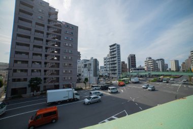 Tokyo 'da şehir merkezindeki kavşakta trafik sıkışıklığı manzarası. Yüksek kalite fotoğraf. Kita bölgesi Ouji Tokyo Japonya 07.18.2024 Tokyo şehir merkezinde bir caddedir.. 