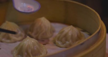 Xiao long bao buharlı sepetin içinde, el kamerasıyla çekildi. Yüksek kalite 4K görüntü. 04.13.2025 Tayvan 'da geleneksel bir yemektir..