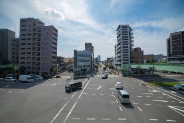 Tokyo 'da şehir merkezindeki kavşakta trafik sıkışıklığı manzarası. Yüksek kalite fotoğraf. Kita bölgesi Ouji Tokyo Japonya 07.18.2024 Tokyo şehir merkezinde bir caddedir.. 