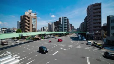 Tokyo 'daki şehir merkezinde trafik sıkışıklığı zamanı. Yüksek kalite 4K görüntü. Kita bölgesi Ouji Tokyo Japonya 07.18.2024 Tokyo şehir merkezinde bir caddedir.. 